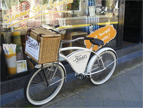 Даже в оформлении витрин здесь используют велосипеды Амстердам, Нидерланды