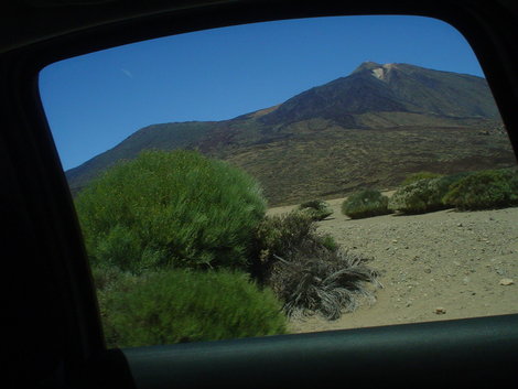 Вид на горы из окна автомобиля. Лас-Америкас, остров Тенерифе, Испания