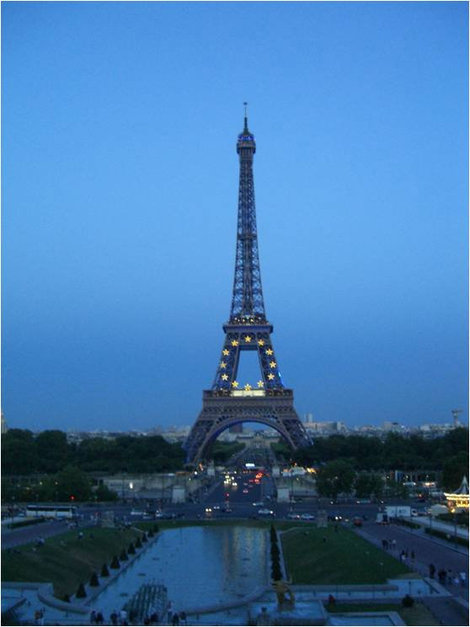 Эйфелева башня вечером Париж, Франция