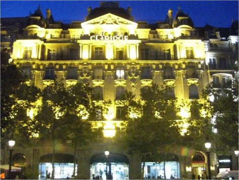 Здание в подсветке Париж, Франция