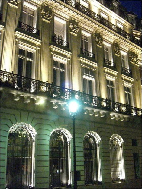 Дом светится Париж, Франция