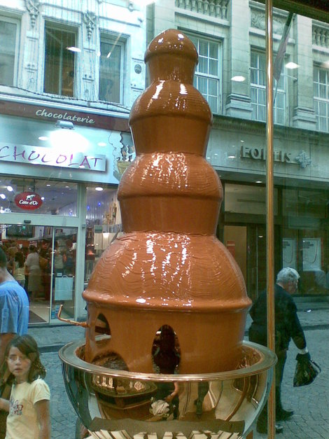 Шоколадный фонтан в одном из магазинов города Брюссель, Бельгия