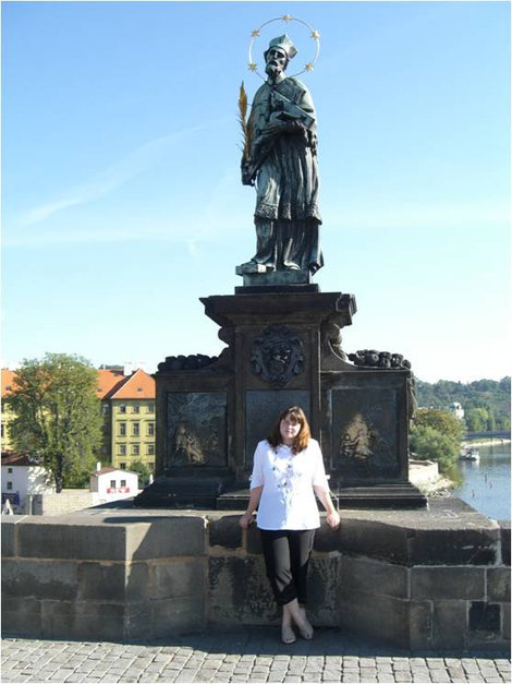 Возле статуи Св. Яна Непомуцкого Прага, Чехия