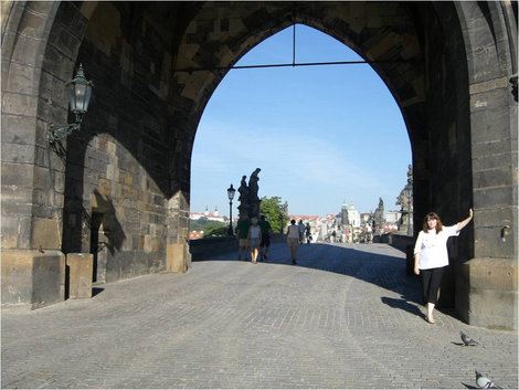 Вход на Карлов мост. Староместская мостовая башня Прага, Чехия