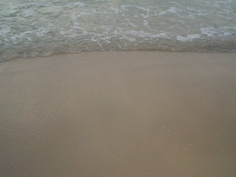 Иногда море нежно подкатывало и лизало ноги Хаммамет, Тунис