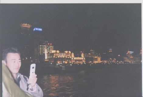японец, снимающий ночной Шанхай Китай