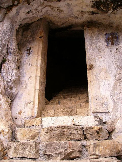Вход в келью-пещеру, где по преданию жил апостол Новый Афон, Абхазия