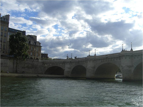 К очередному мосту Париж, Франция