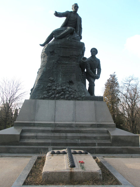 памятник Корнилову