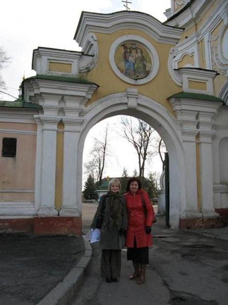 Ворота возле Троицкого собора Чернигов, Украина