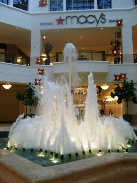 Фонтан внутри торгового центра Авентура молл Майами-Бич, CША