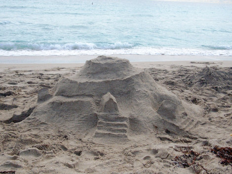 Крепость из песка, детское  строительство. Майами-Бич, CША