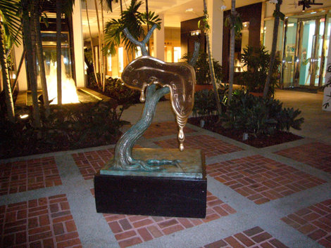 Вечером в торговом центре Bal harbour, оригинальная скульптура. Майами-Бич, CША