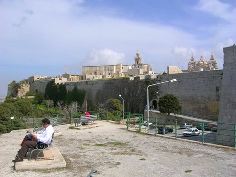 Из-за крепостной стены Мдины Остров Мальта, Мальта