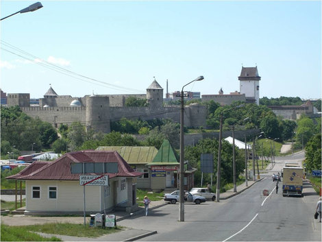 Вид на две крепости Ивангород, Россия