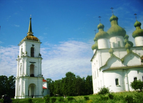 Соборная колокольня и Христорождественский собор. Каргополь, Россия