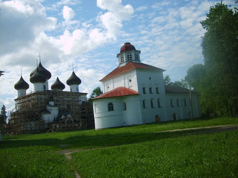 Многие церкви еще находятся в стадии реставрации. Каргополь, Россия