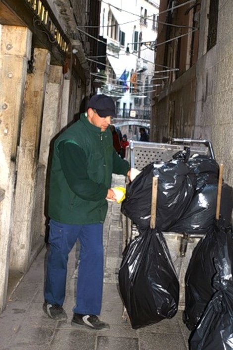 Не Неаполь: уборка мусора Венеция, Италия