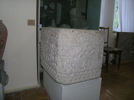 Купель 15 века, обнаруженная на территории Карасана Республика Крым, Россия