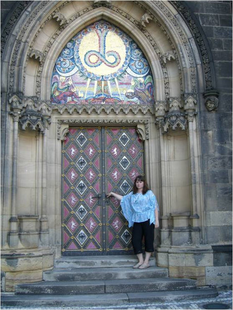 Вход в костел Святых Петра и Павла в Вышеграде Прага, Чехия