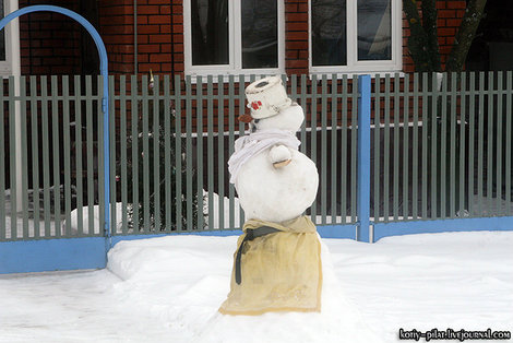 Снеговик в деревне Зарайск, Россия